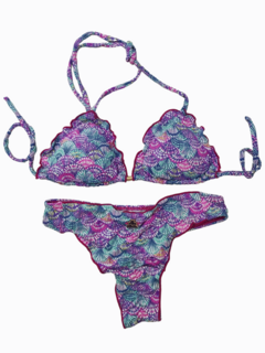 biquíni empina bumbum cortininha com estampa de conchas coloridas em tons de roxo, azul e verde