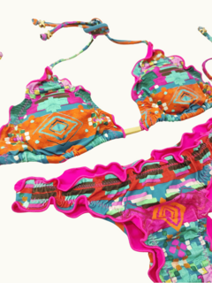 Biquíni colorido com estampas geométricas em tons vibrantes de laranja, verde e rosa