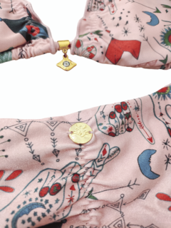 Biquíni feminino rosa com estampa colorida de desenhos variados, incluindo mãos e símbolos místicos