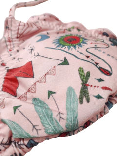 Biquíni feminino rosa com estampa colorida de desenhos variados, incluindo mãos e símbolos místicos