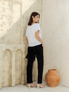 blusa feminina branca manga curta raglan com botões rústicos marrom modelagem ampla 