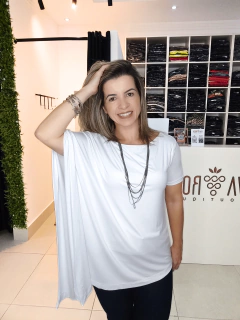 blusa-feminina-branca-estilosa