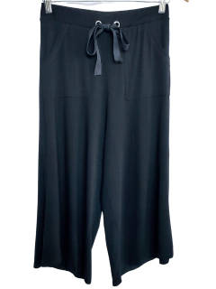 calça pantacourt preta cintura alta com bolsos e cordão de ajuste na cintura 