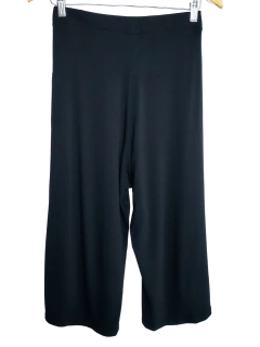 calça pantacourt preta cintura alta com bolsos e cordão de ajuste na cintura 