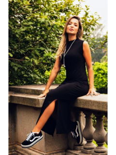 vestido longo regata com fendas laterais e gola média preto