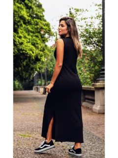 vestido longo regata com fendas laterais e gola média preto