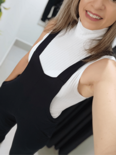jardineira feminina preta com bolsos 