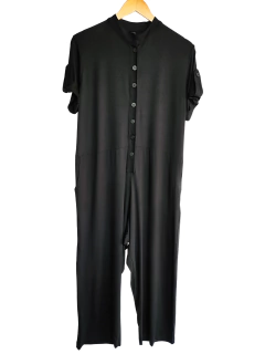 macacão feminino preto oversized manga curta pantacourt