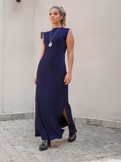 vestido longo regata com fendas laterais e gola média azul marinho