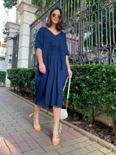 vestido comprimento midi manga curta modelagem ampla gola V com cordão de ajuste na cintura azul marinho 
