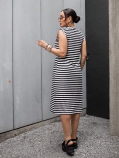 vestido gola média listrado preto e branco comprimento midi regata com fendas laterais