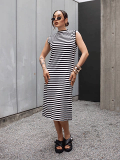 vestido gola média listrado preto e branco comprimento midi regata com fendas laterais