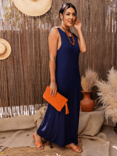 vestido longo regata alça larga em crochê artesanal macramê com bolsos modelagem evasê azu marinho e alças offwhite 