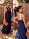vestido longo regata alça larga em crochê artesanal macramê com bolsos modelagem evasê azu marinho e alças offwhite 