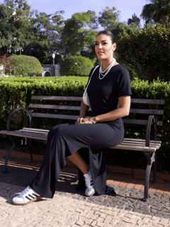 vestido longo manga curta com fenda na lateral gola redonda preto básico malha premium