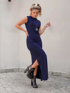 vestido longo regata com fendas laterais e gola média azul marinho