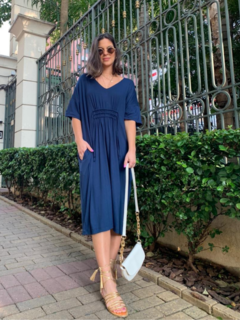 vestido comprimento midi manga curta modelagem ampla gola V com cordão de ajuste na cintura azul marinho 