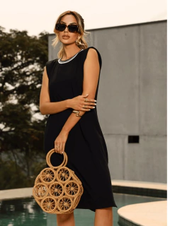 vestido gola retrô redonda comprimento midi regata com fendas laterais e bolsos preto tecido algodão com elastano 