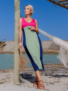 vestido regata comprimento midi tricolor cores: verde, azul marinho e rosa com bolsos 