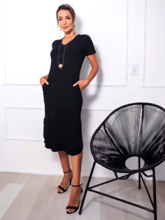 vestido malha canelada grossa manga curta preto comprimento midi com bolsos com pequenas fendas arredondadas gola v 
