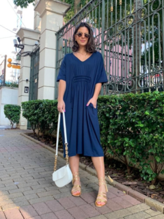 vestido comprimento midi manga curta modelagem ampla gola V com cordão de ajuste na cintura azul marinho 