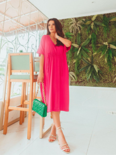 vestido comprimento midi manga curta modelagem ampla gola V com cordão de ajuste na cintura azul marinho 