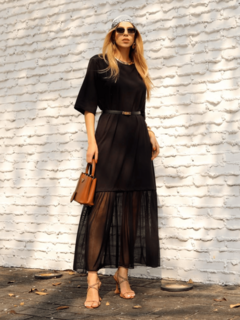 vestido comprimento midi preto em algodão saia em tule preto mangas 3/4 com bolsos laterais gola redonda 