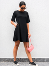 vestido manga curta modelagem evasê com bolsos preto comprimento acima do joelho 