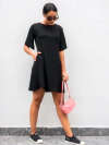 vestido manga curta modelagem evasê com bolsos preto comprimento acima do joelho 