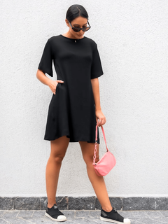 vestido manga curta modelagem evasê com bolsos preto comprimento acima do joelho 