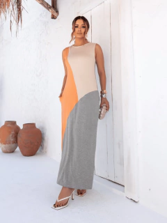 vestido longo regata gola redonda com bolsos modelagem evasê em três cores cinza claro offwhite e laranja 