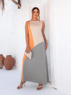 vestido longo regata gola redonda com bolsos modelagem evasê em três cores cinza claro offwhite e laranja 