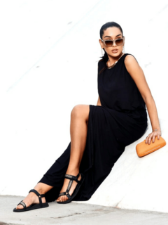 vestido longo regata com bolsos fenda na parte da frente e cordão de ajuste na cintura preto