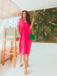 vestido comprimento midi manga curta modelagem ampla gola V com cordão de ajuste na cintura azul marinho 