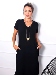 vestido malha canelada grossa manga curta preto comprimento midi com bolsos com pequenas fendas arredondadas gola v 