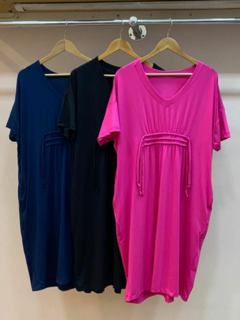 vestido comprimento midi manga curta modelagem ampla gola V com cordão de ajuste na cintura azul marinho 