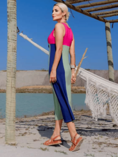 vestido regata comprimento midi tricolor cores: verde, azul marinho e rosa com bolsos 
