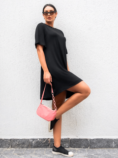 vestido manga curta modelagem evasê com bolsos preto comprimento acima do joelho 