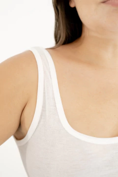 MUSCULOSA DURO DE MATAR en internet