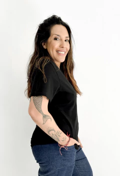 REMERA V - TEE BASICS.