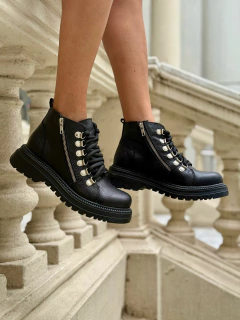 Borcego de cuero con alpinos y cierre - comprar online