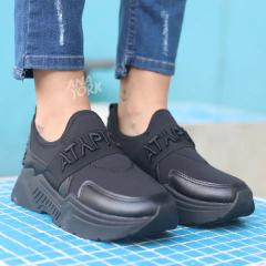 Zapatilla elastizada tachas