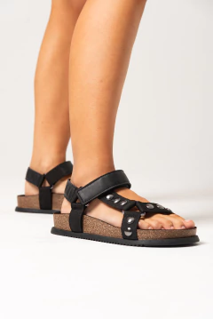 Sandalia base baja tiras tachas en internet