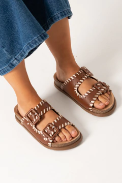 Imagen de Zueco de cuero dos hebillas