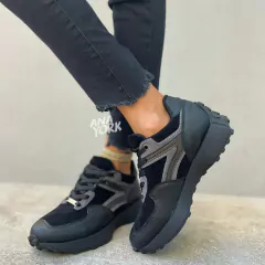 Zapatilla acordonada combinada con gamuza