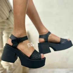 Sandalia total black tachas - comprar online