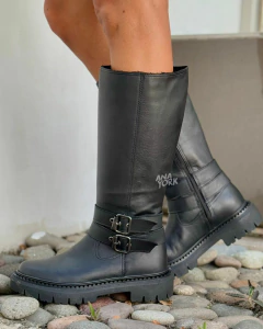 Bota de cuero caña alta detalle hebillas - comprar online