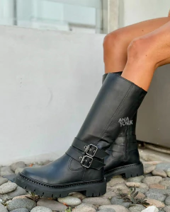 Bota de cuero caña alta detalle hebillas en internet