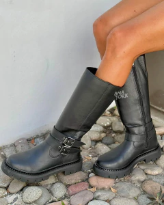 Bota de cuero caña alta detalle hebillas