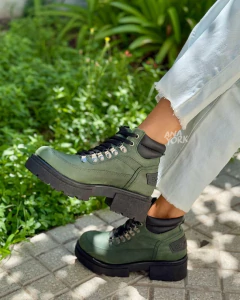 Borcego de cuero con alpinos